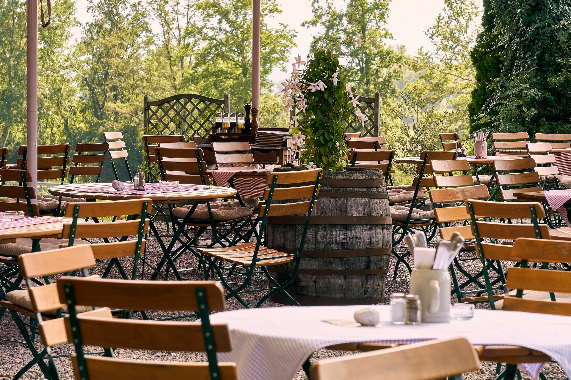 beer-garden-4465324_1920